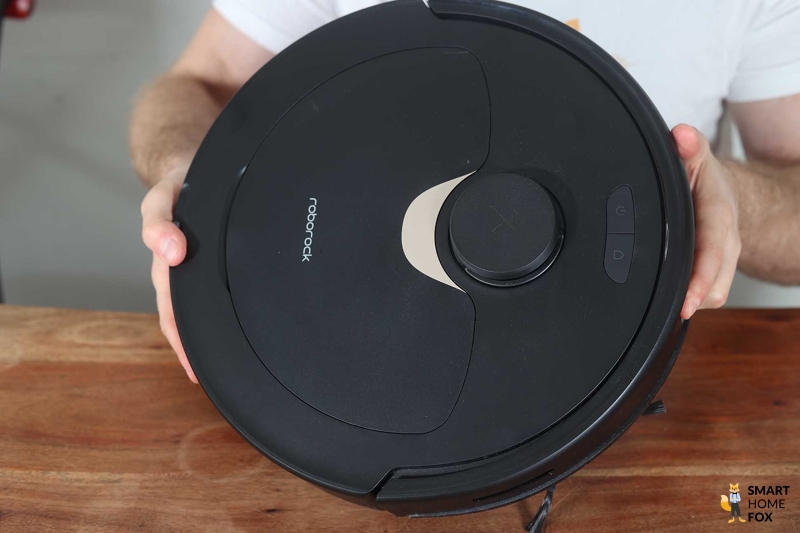 Der Roborock Q Revo wird hochgehalten.